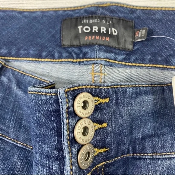 Torrid Premium Women Blue Denim Flat Front Distressed Raw Hem Capri Pants 26 NEW - Picture 8 of 12